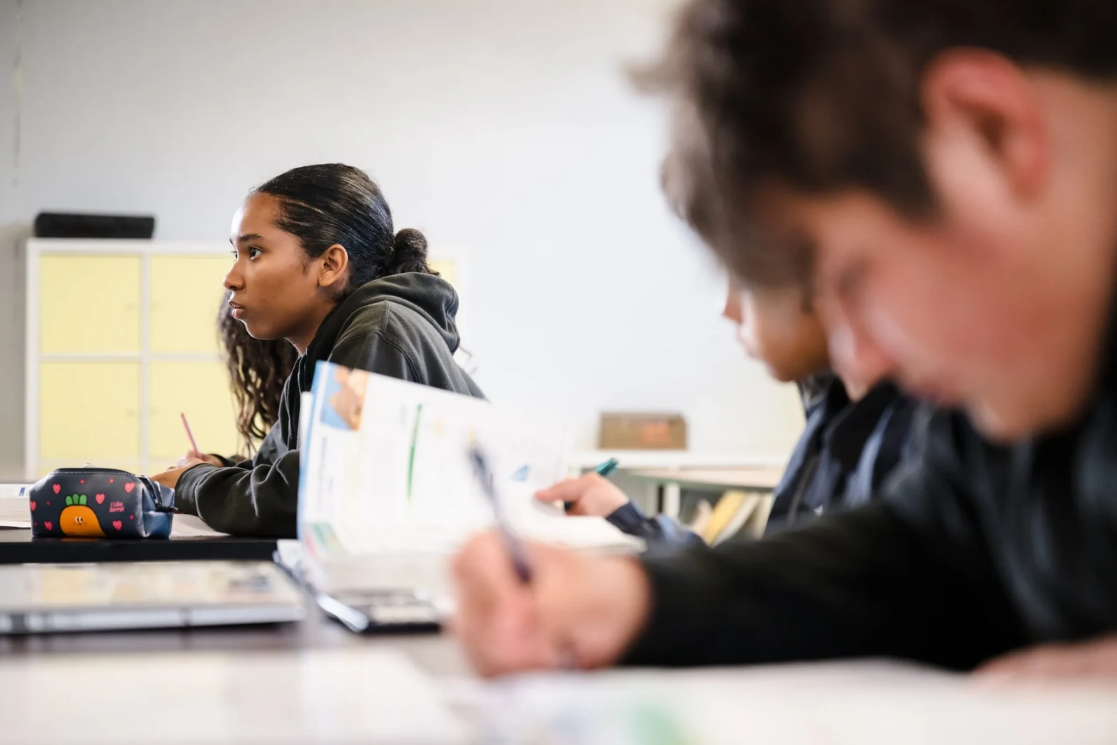 Reading and listening during class