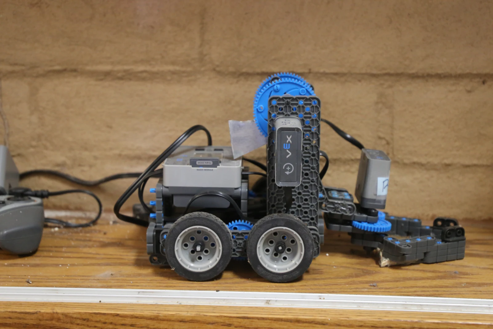 A learning device used in robotics activities