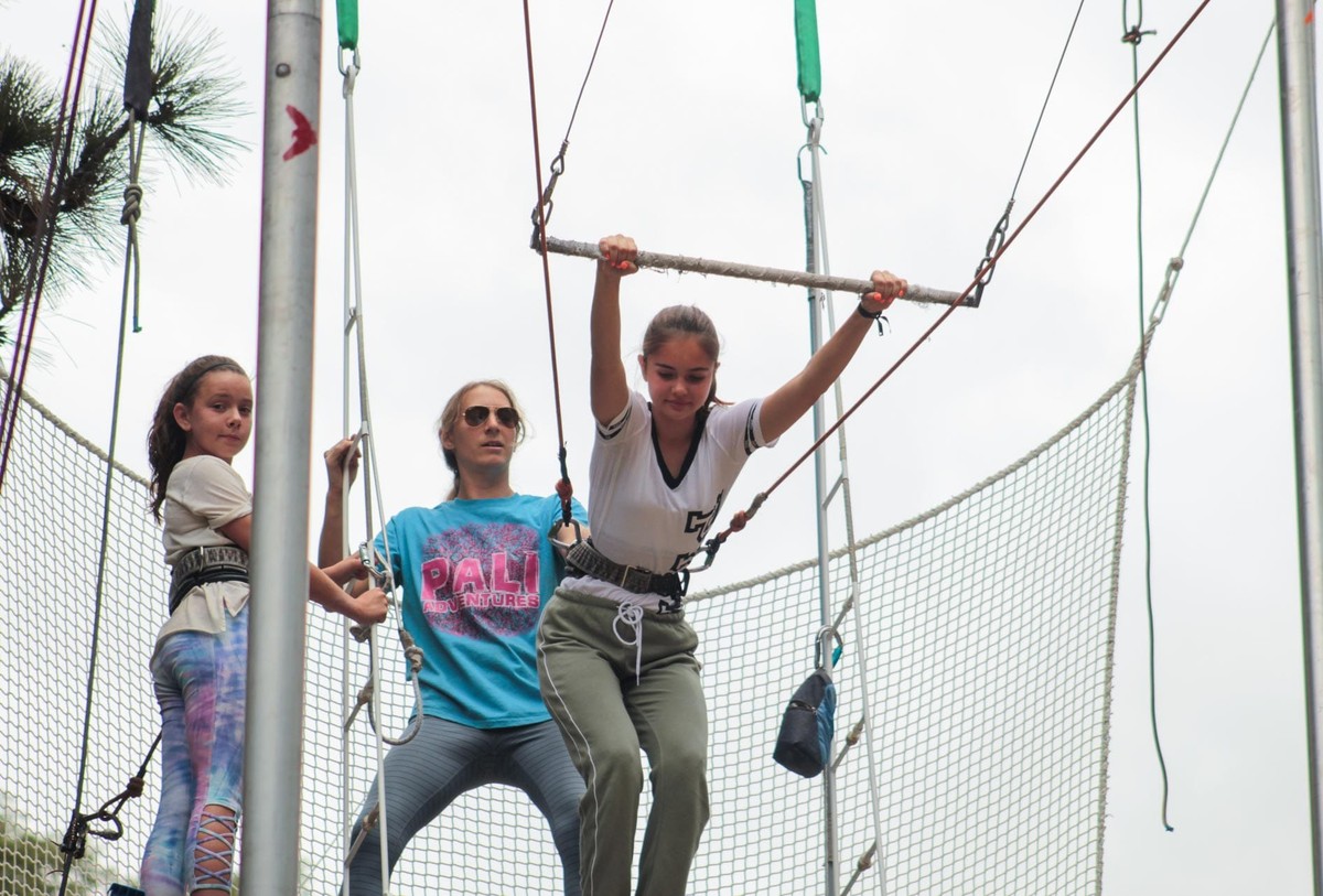 Past Pali trapeze activity: guidance and preparation on the platform