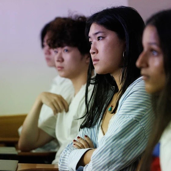 学生在课堂中专注听讲