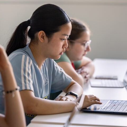 学生使用电脑完成课堂学习