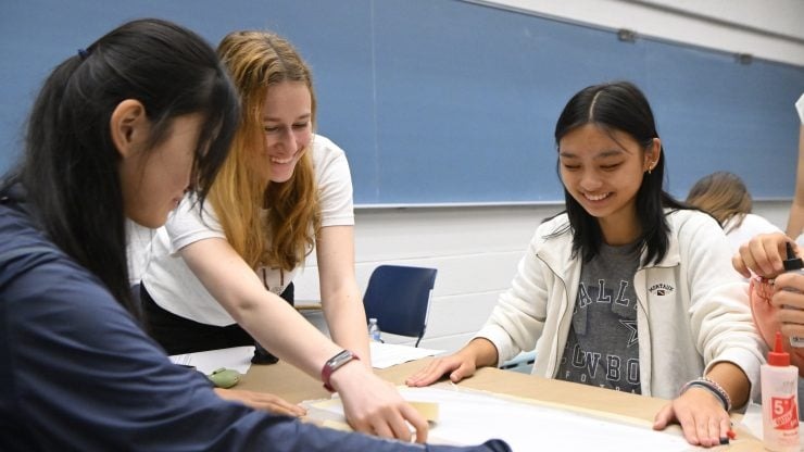 学生小组在教室内合作完成工程任务