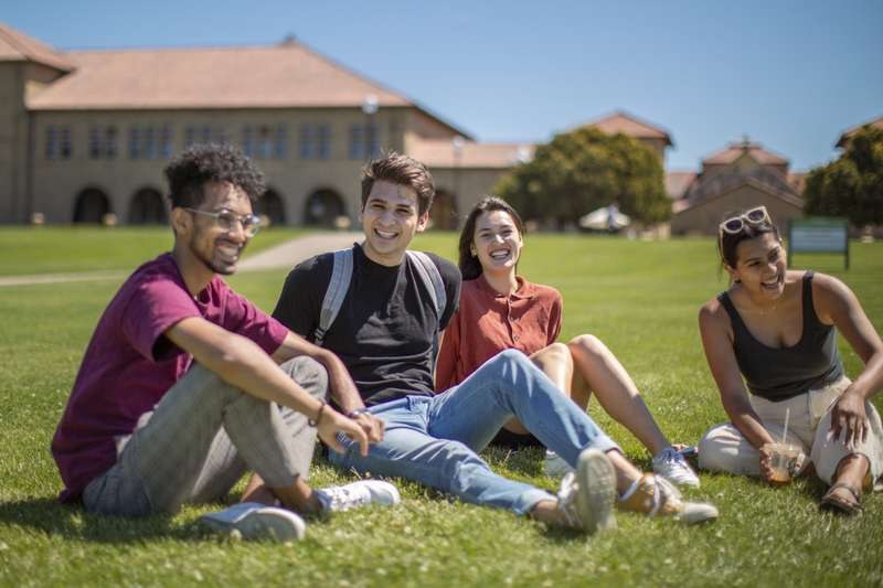 学生在Stanford校园草地交流