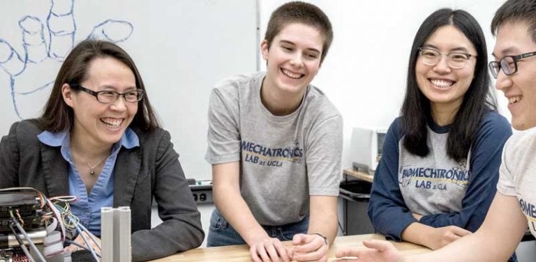 Students interacting in a Samueli engineering-learning setting